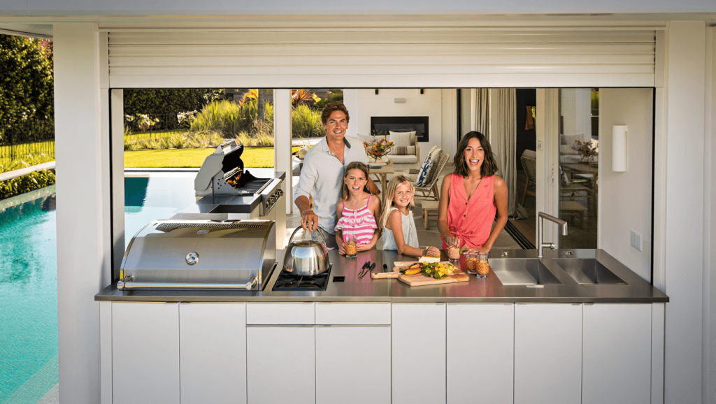 19 Poolhouse Kitchens That Make Summer Entertaining So Much Easier